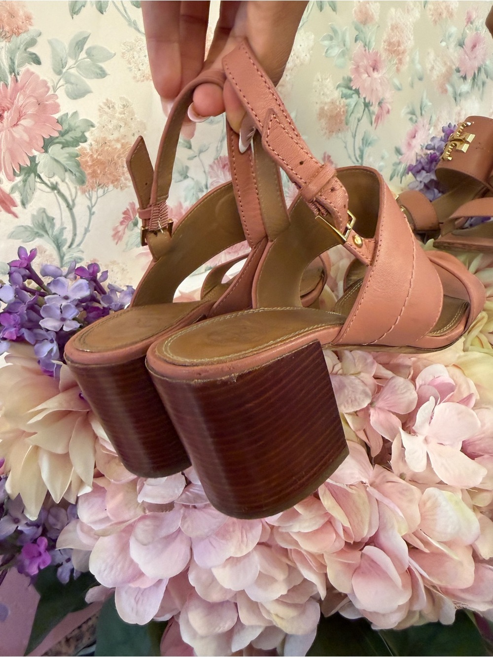 Tory Burch Coral Pink Leather Slingback Sandals with Gold Logo - Picture 3 of 4